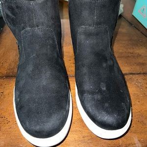Izod Mila Suede Zip up Ankle Boots size 7